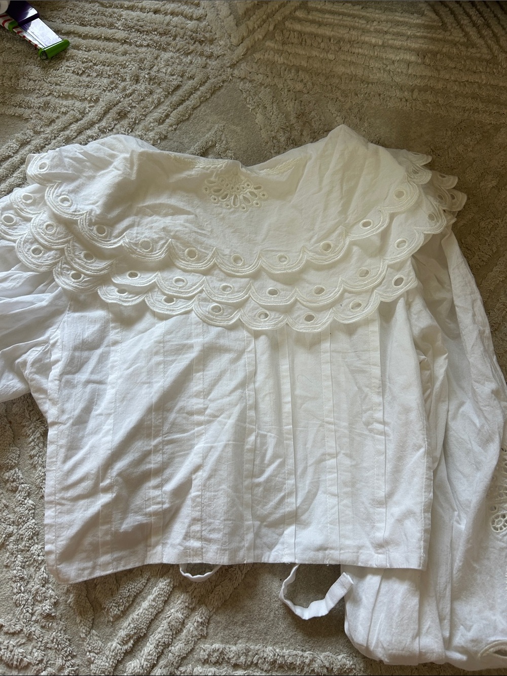 FARM Rio White Eyelet Lace Cropped Blouse with Scalloped Collar - Picture 4 of 4
